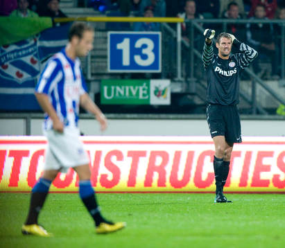 Andreas Isaksson, målvakt, Eindhoven, fick en smäll i