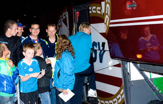 Ola Toivonen kastar sig in i bussen