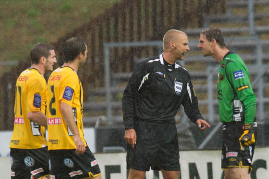 Ante Covic, målvakt Elfsborg, diskuterar med domare