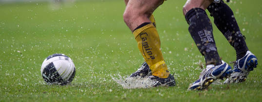 Mycket regn, blöt fotbollsplan