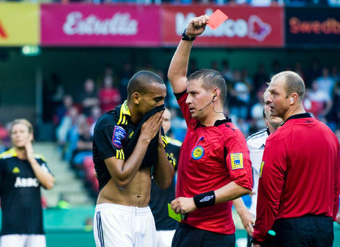 Magnus Ahlsén, domare ger Walid Atta, AIK rött kort