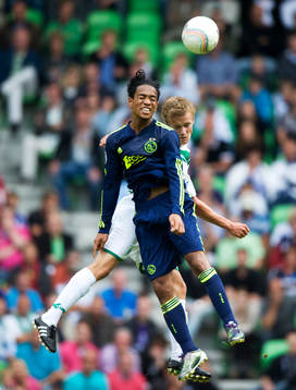Urby Emanuelson, Ajax och Maikel Kieftenbeld, Groningen.