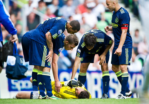 Lagkamraterna ser till Maarten Stekelenburg, målvakt.