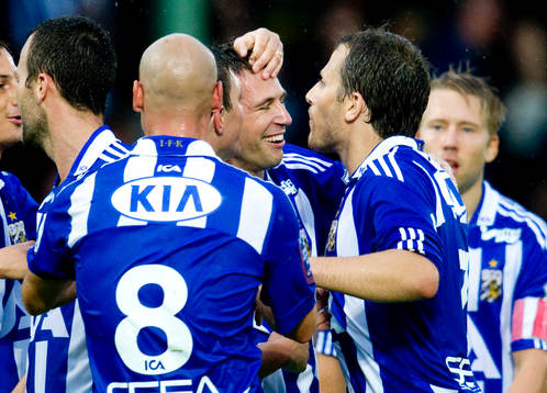 Stefan Selakovic får en puss av Tobias Hysén, IFK