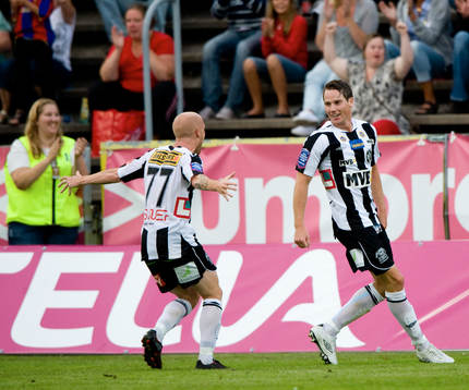 1-0 Johan Persson som grattas av Max Mölder