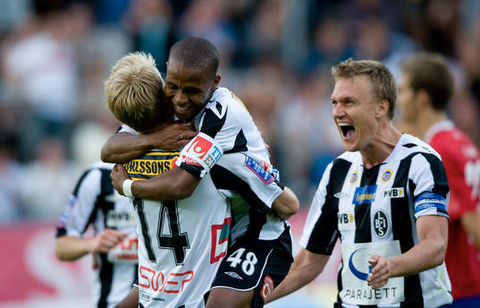 2-0, Thomas Raun, som grattas av Surprise, Bradley Ralani