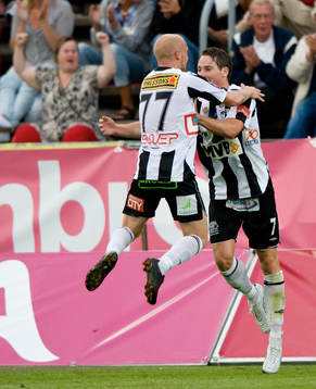 1-0 Johan Persson som grattas av Max Mölder. Jubel