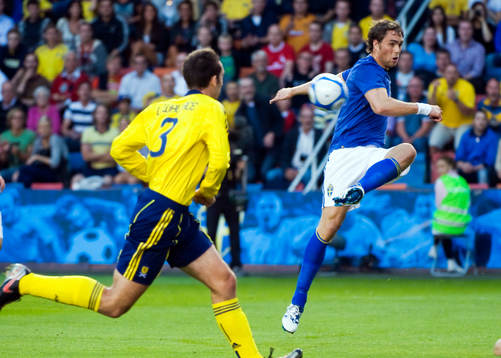 Lee Wallace, Skottland och Johan Elmander, Sverige