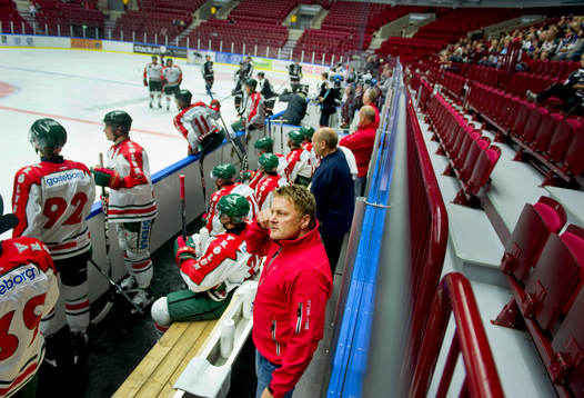 Stephan Lundh, ass tränare Frölunda i båset (bås)