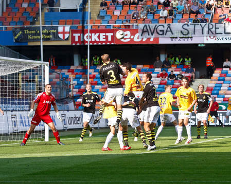Per Karlsson, AIK rensar i eget straffområde