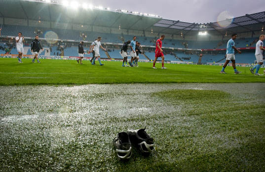 Malmö spelare på väg ut eftersom matchen blev inställd