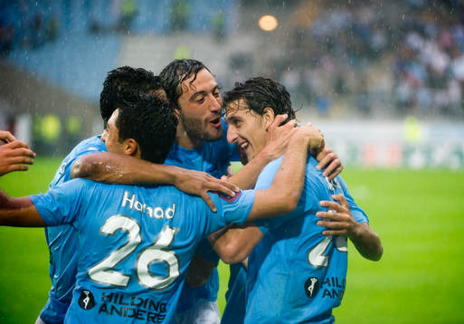 Agon Mehmeti, Malmö gjorde 1-0 i ösregnet. Jubel i regnet