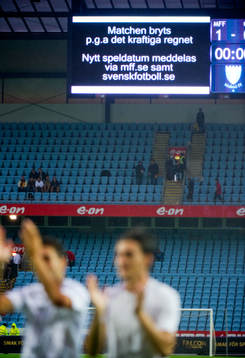 Målskytten Agon Mehmeti framför skylten som visar att