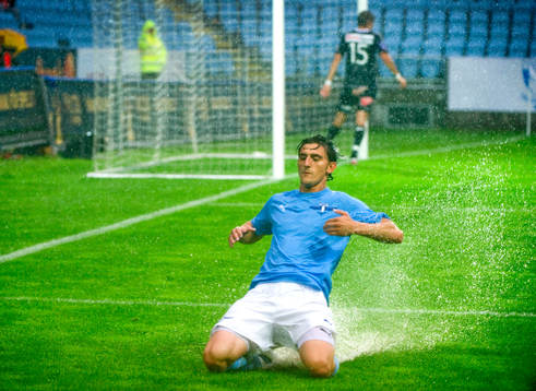 Agon Mehmeti, Malmö gjorde 1-0 i ösregnet. Regn, oväder
