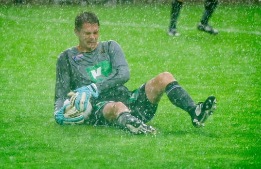 Mattias Hugosson, målvakt Gefle i regnet. Regn, oväder