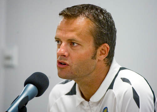 Sven-Martin Åkesson, domare, meddelar att matchen bröts