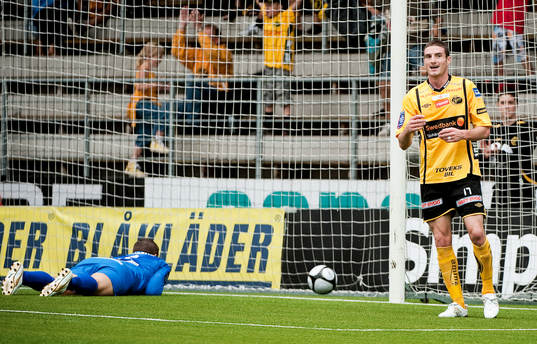 James Keene, Elfsborg, gör 4-1. Petter Wastå, målvakt