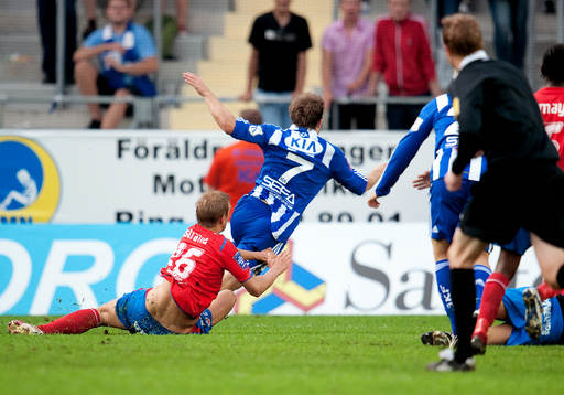 Joel Ekstrand, Helsingborg, fäller Tobias Hysén, IFK