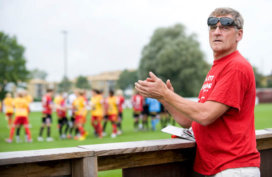 Max Svensson, en av sponsorerna i Kristianstad, applåderar