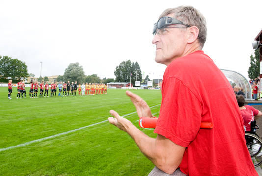 Max Svensson, en av sponsorerna i Kristianstad, applåderar