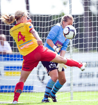 Elin Ekblom Bak och Sandra Wahldén, målvakt, Kristianstad