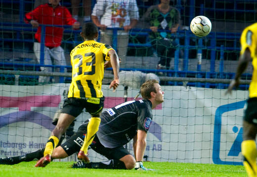 Viktor Noring, målvakt Trelleborg och Rene Makondele,