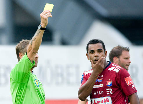Lars Olsson, domare ger Alvaro Santos, Örgryte ett gult
