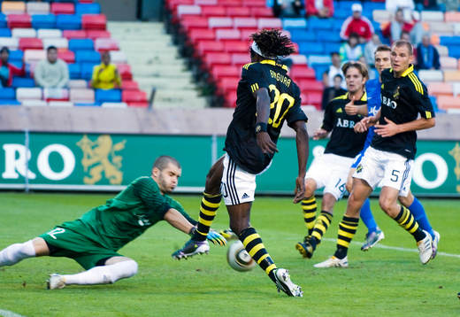 Bojidar Mitrev, målvakt, Levski och Mohamed Bangura, AIK