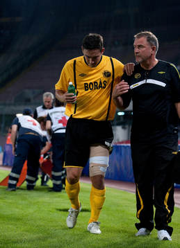 Stefan Ishizaki, Elfsborg, får utgå med lårskada. Skada