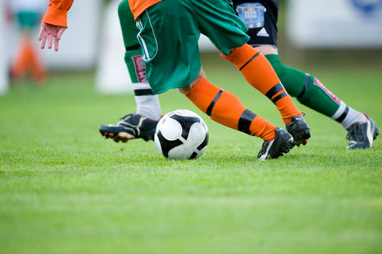 Dribbling, fot, boll, gräsmatta, fotbollssko, fotbollsskor