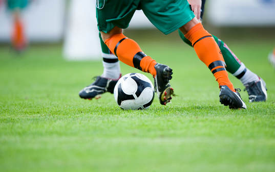 Dribbling, fot, boll, gräsmatta, fotbollssko, fotbollsskor