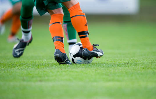 Dribbling, fot, boll, gräsmatta, fotbollssko, fotbollsskor