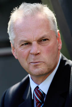 En sammanbiten Kevin MacDonald, inhoppande tränare, Aston