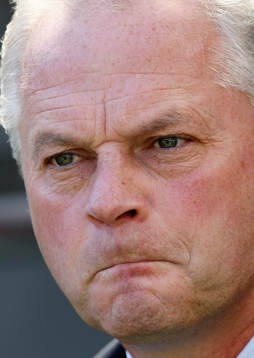 En sammanbiten Kevin MacDonald, inhoppande tränare, Aston