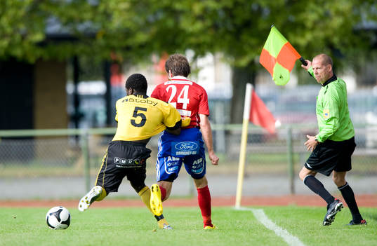Närkamp, assisterande domare, flagga