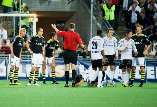Daniel Stålhammar, domare dömer frispark till Örebro