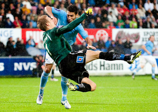 Karl-Johan Johnsson, målvakt, Halmstad kolliderar med