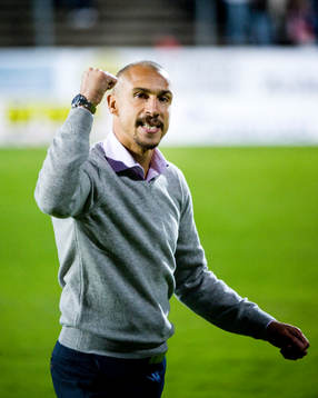 En glad Henrik Larsson, tränare, Landskrona