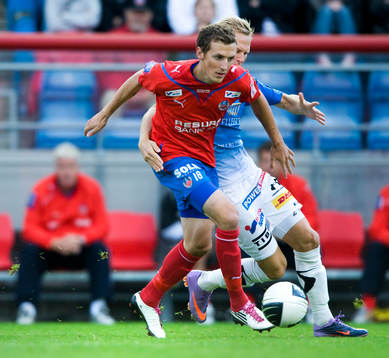 Alexander Gerndt, Helsingborg, hålls hårt av Magnus