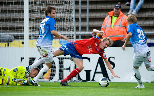 Tuomo Turunen, Trelleborg, bringar Rasmus Jönsson,