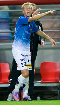 Tom Prahl, tränare, ger instruktioner till Magnus