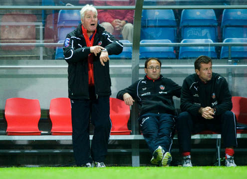 Conny Karlsson, tränare, Helsingborg, tittar på klockan