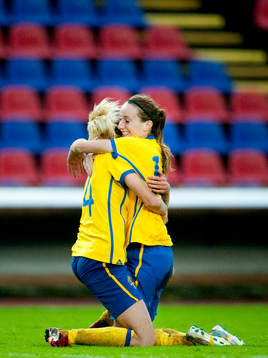 Josefine Öqvist, Kosovare Asllani, Sverige jubel