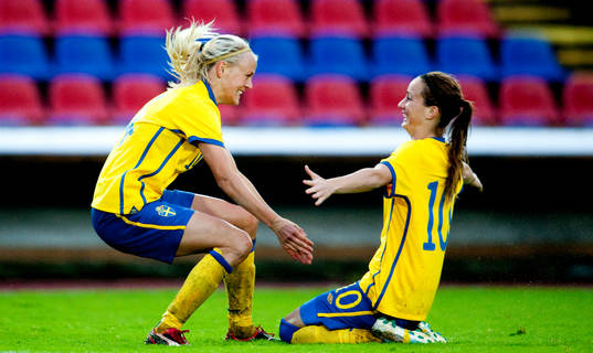 Josefine Öqvist, Kosovare Asllani, Sverige jubel