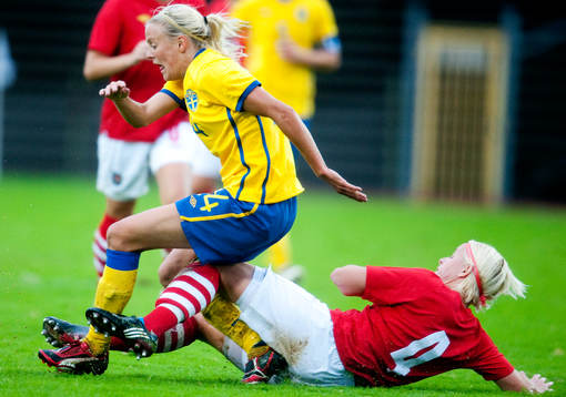 Josefine Öqvist, Sverige kapas av Jerrie Manley, Wales