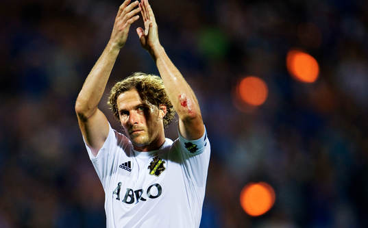 Daniel Tjernström, AIK, tackar de tillresta fansen