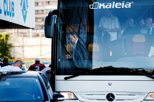 Alex Miller, tränare, AIK, anländer i buss till Georgi