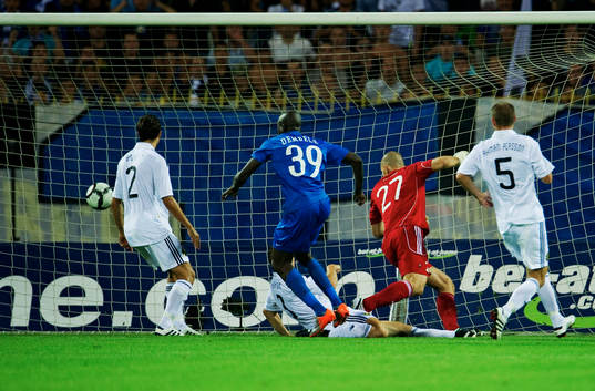 Garra Dembele, Levski, gör 2-1 bakom Ivan Turina,