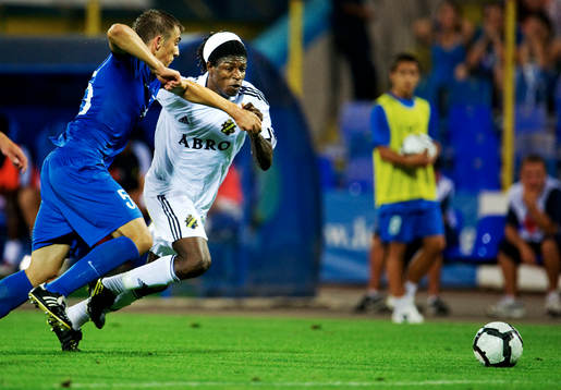Mohamed Bangura, AIK, tar sig förbi Yordan Miliev, Levski