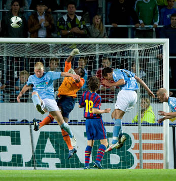 Barcelonas målvakt Yannick Adamu Djounsia räddar framför